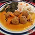 Albóndigas en salsa de tomate con zanahoria, arroz blanco y espinacas