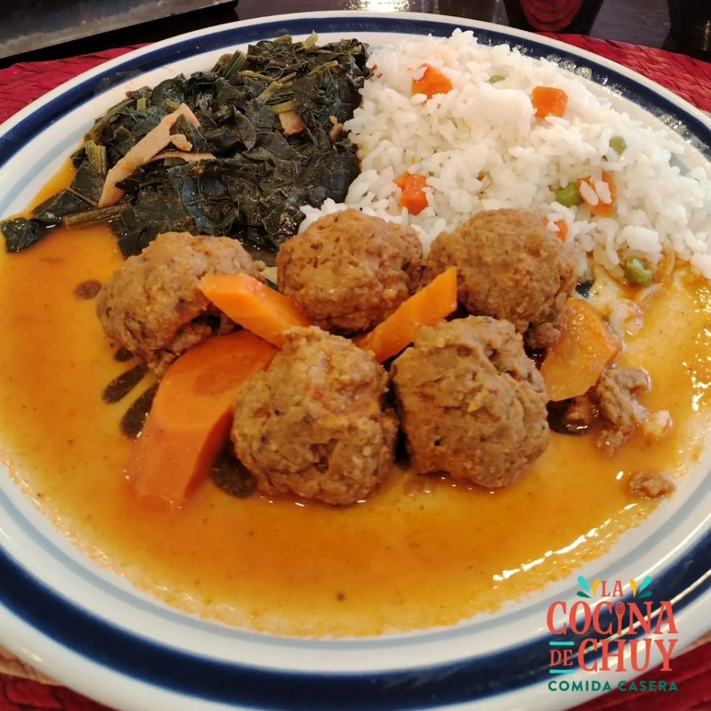 Albóndigas en salsa de tomate con arroz y espinacas