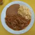 Bisteck ranchero poblano con frijoles refritos y arroz