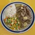 Bisteck con papa en salsa verde, arroz blanco y verduras