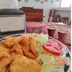 Camarones empanizados con ensalada de lechuga y jitomate