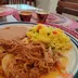 Carne deshebrada de res con frijoles y arroz amarillo