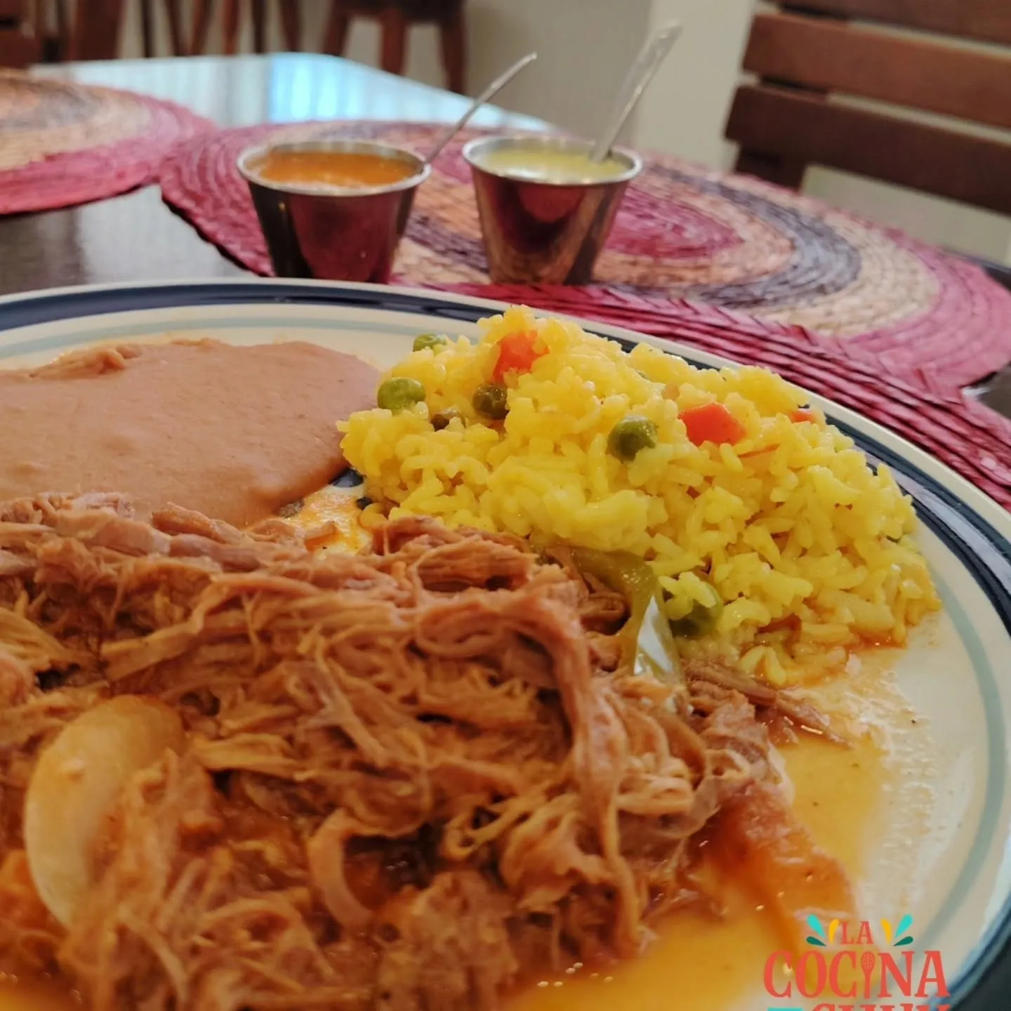 Carne deshebrada de res con frijoles y arroz