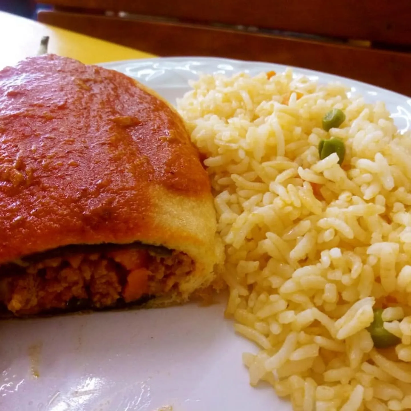 Chile poblano relleno de carne, partido, con arroz