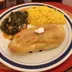 Chile poblano capeado con queso fresco, arroz amarillo y espinacas guisadas