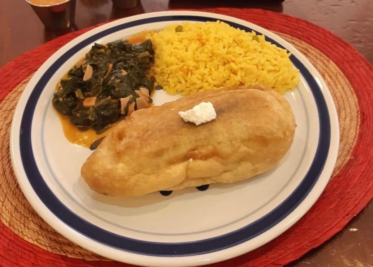 Chile poblano relleno capeado con arroz amarillo y espinacas guisadas