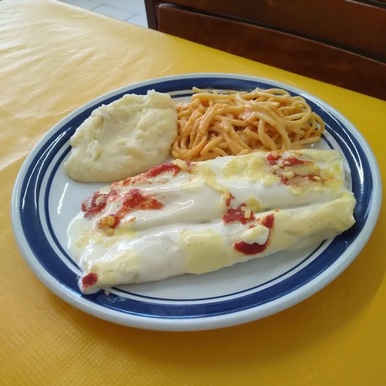 Crepas de rajas con queso gratinado, puré y espagueti