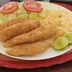 Filete de pescado empanizado con arroz, ensalada y limones