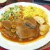 Lengua en salsa con aceitunas y papas, arroz amarillo y verduras