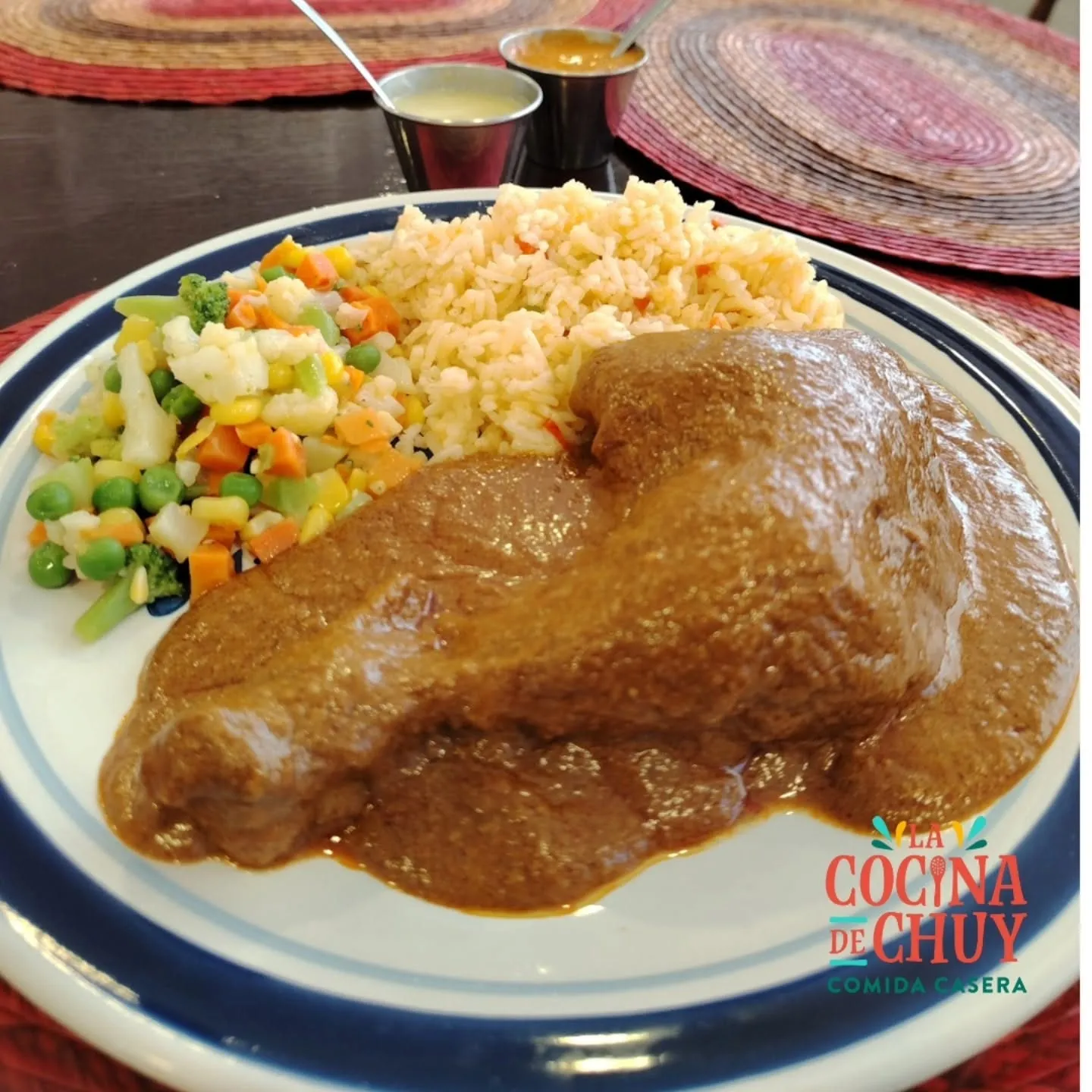 Pierna de pollo en mole con arroz y verduras