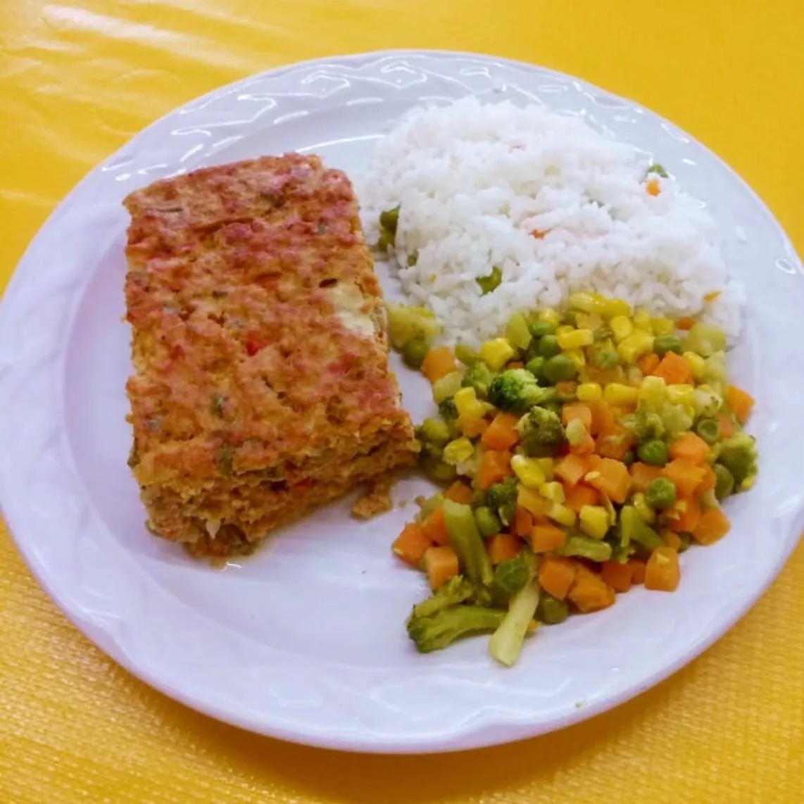 Pastel de carne de puerco al horno con arroz y verduras