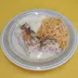 Pechuga rellena de jamón y queso en salsa blanca con puré y espagueti rojo