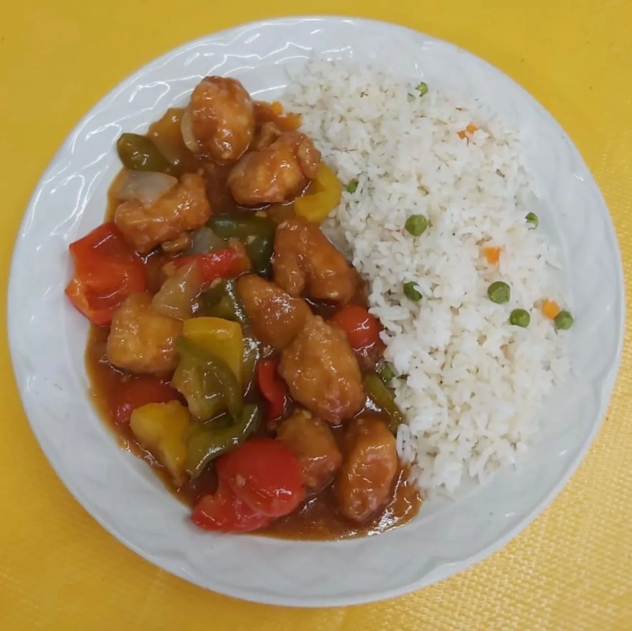 Pollo agridulce con pimientos y arroz blanco