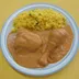 Pollo en salsa de cacahuate con arroz amarillo