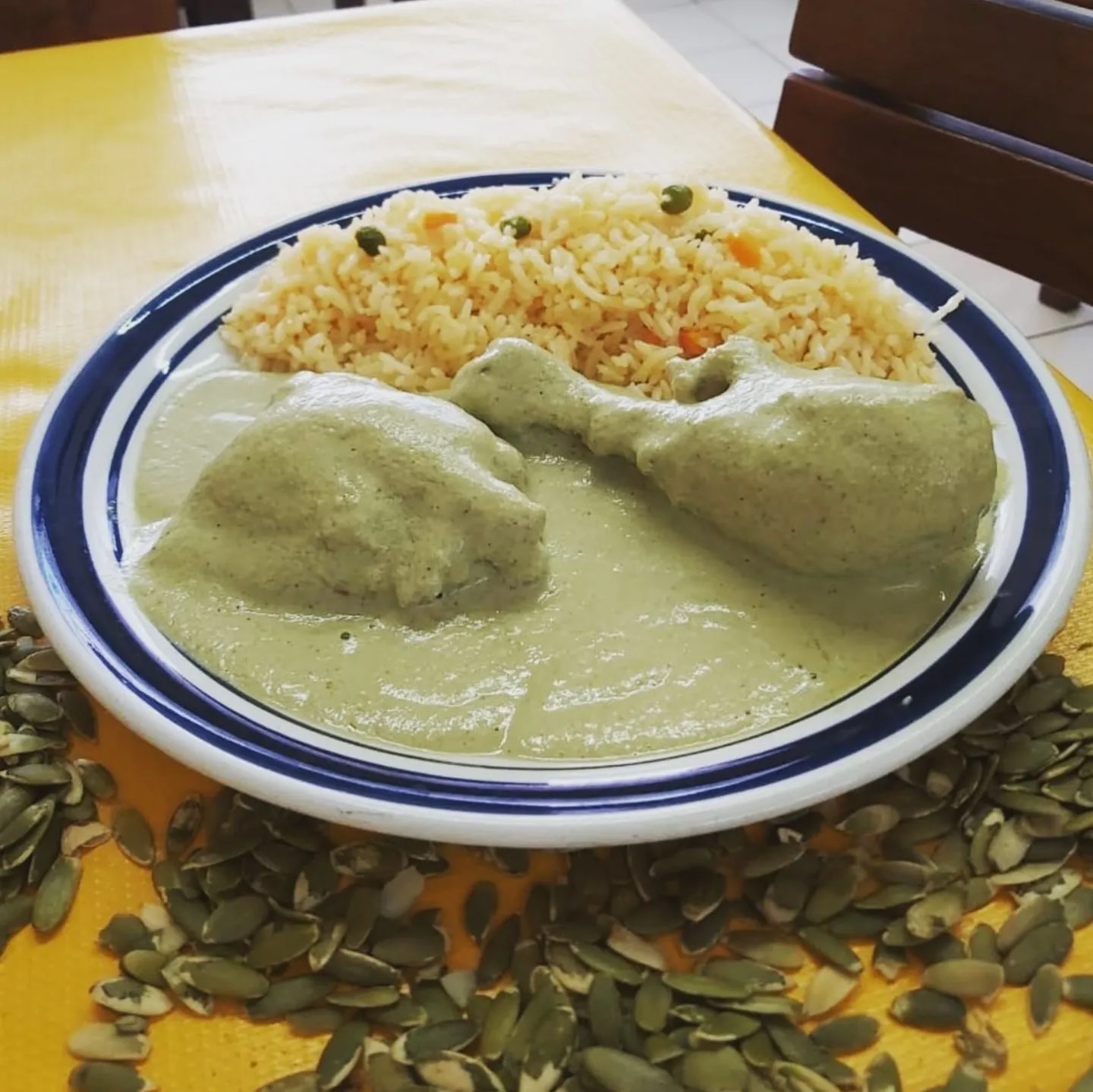 Pollo en pipián verde con arroz