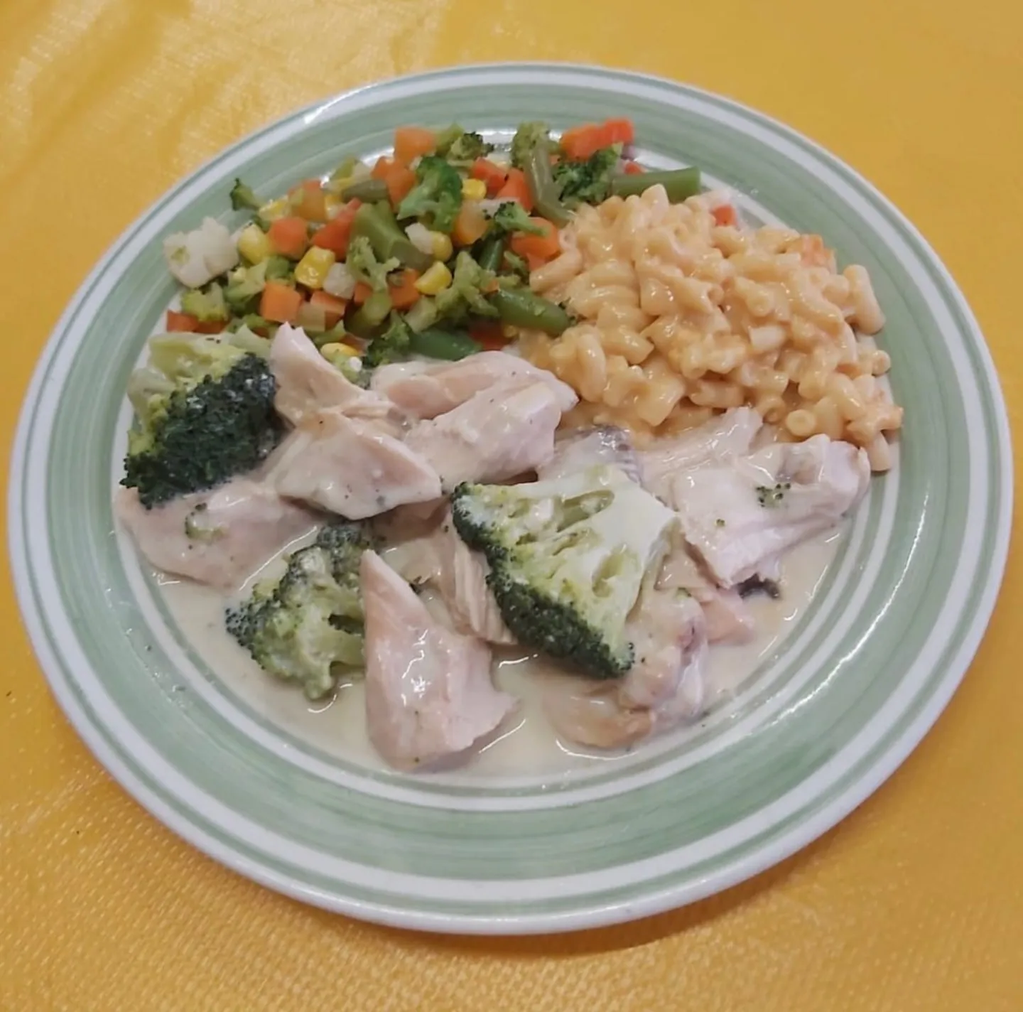 Pollo a la reina con brócoli, coditos y verduras