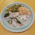 Pollo a la reina en salsa cremosa con brócoli, coditos y verduras