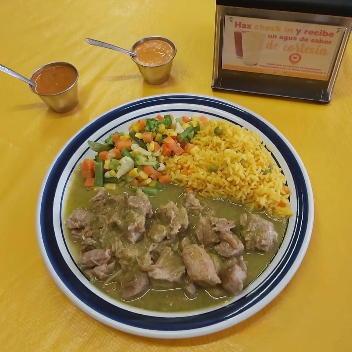 Carne de puerco en salsa verde con arroz y verduras