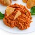 Salpicón de pescado deshebrado en salsa roja, con totopos y perejil