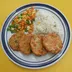 Tortitas de atún con papa, arroz blanco y verduras