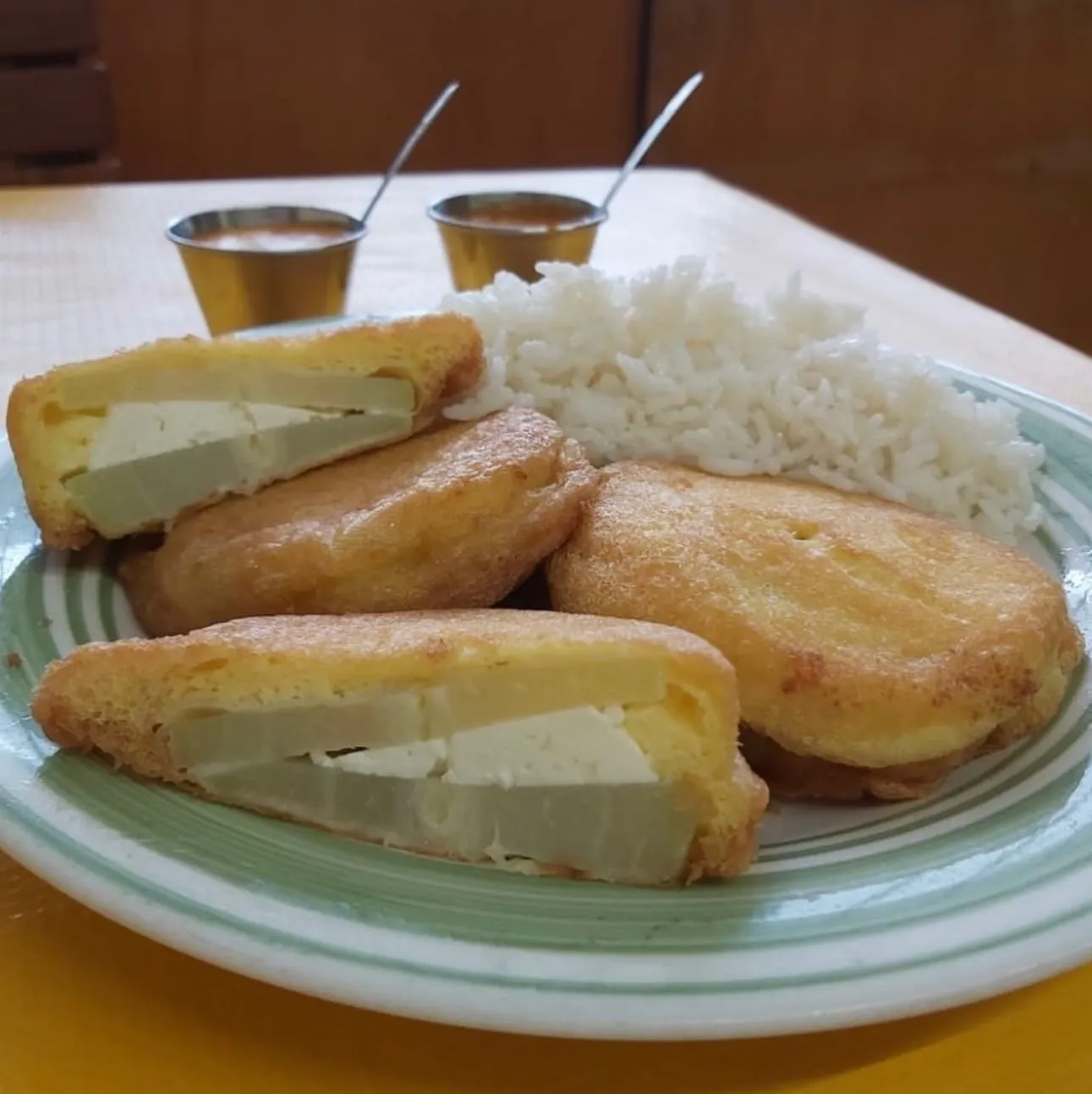 Tortitas de chayote rellenas de queso fresco con arroz blanco