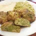 Tortitas de brócoli con queso, espagueti verde y puré de papa