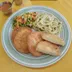 Tortitas de papa con queso manchego, espagueti verde y verduras